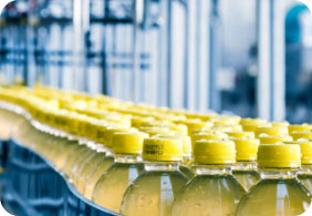 Botellas en una banda transportadora