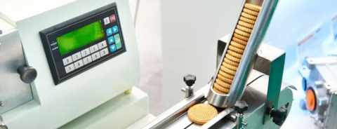 Galletas en la máquina de la fábrica de confitería