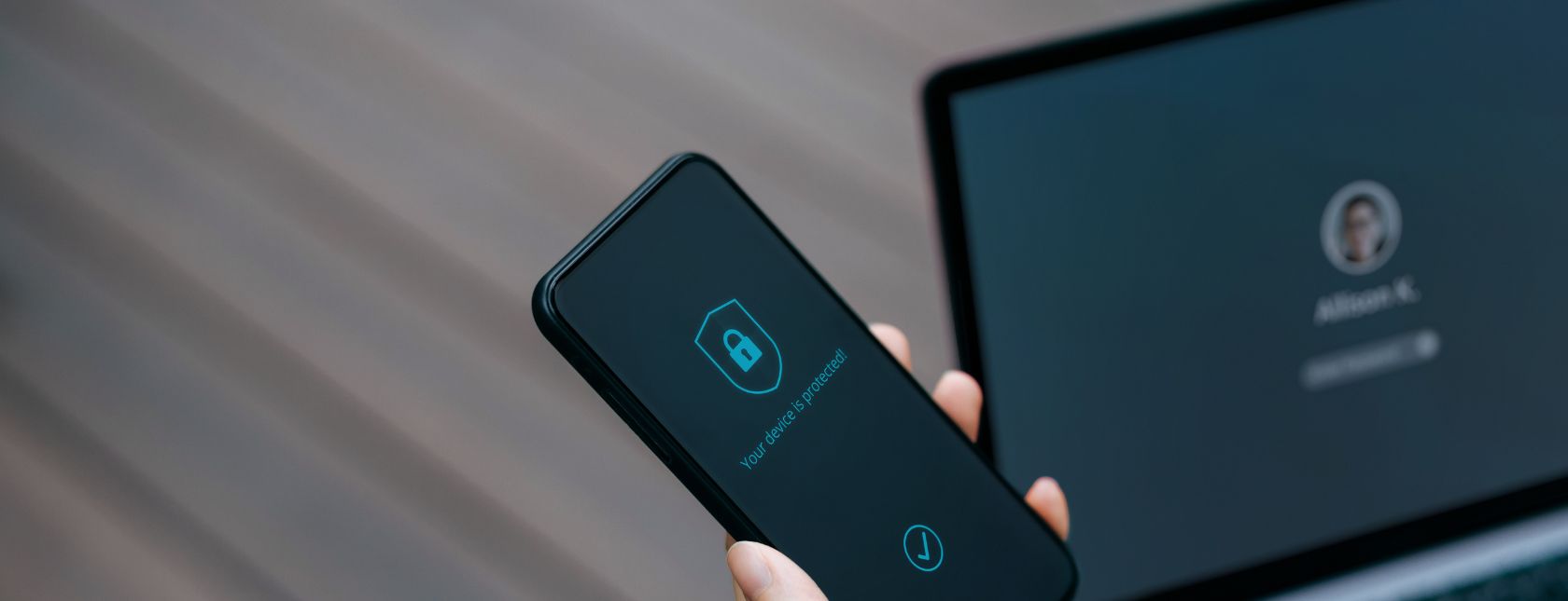 Persona viendo su celular