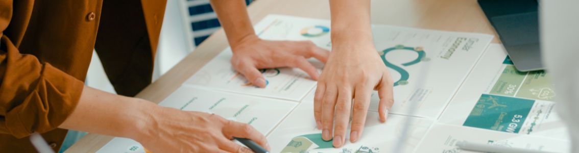 Primer plano de miembros del equipo examinando documentos de certificación