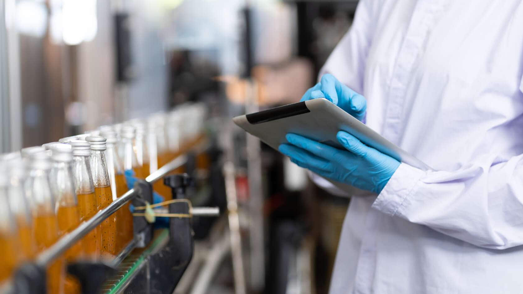 Fabricante revisando botellas de producto